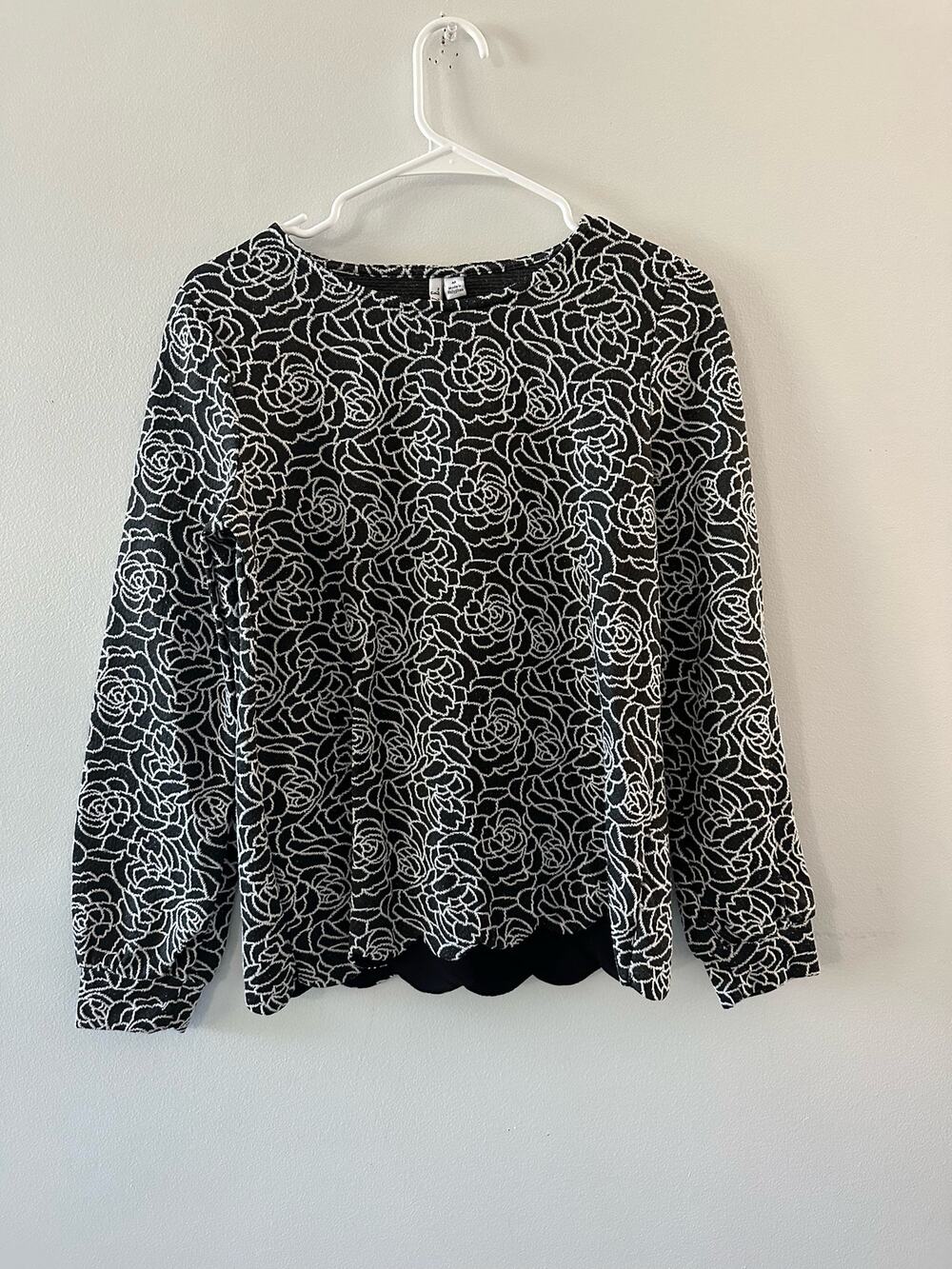 Elle Top Women's Medium Black White Embroidered Floral Textured Crewneck